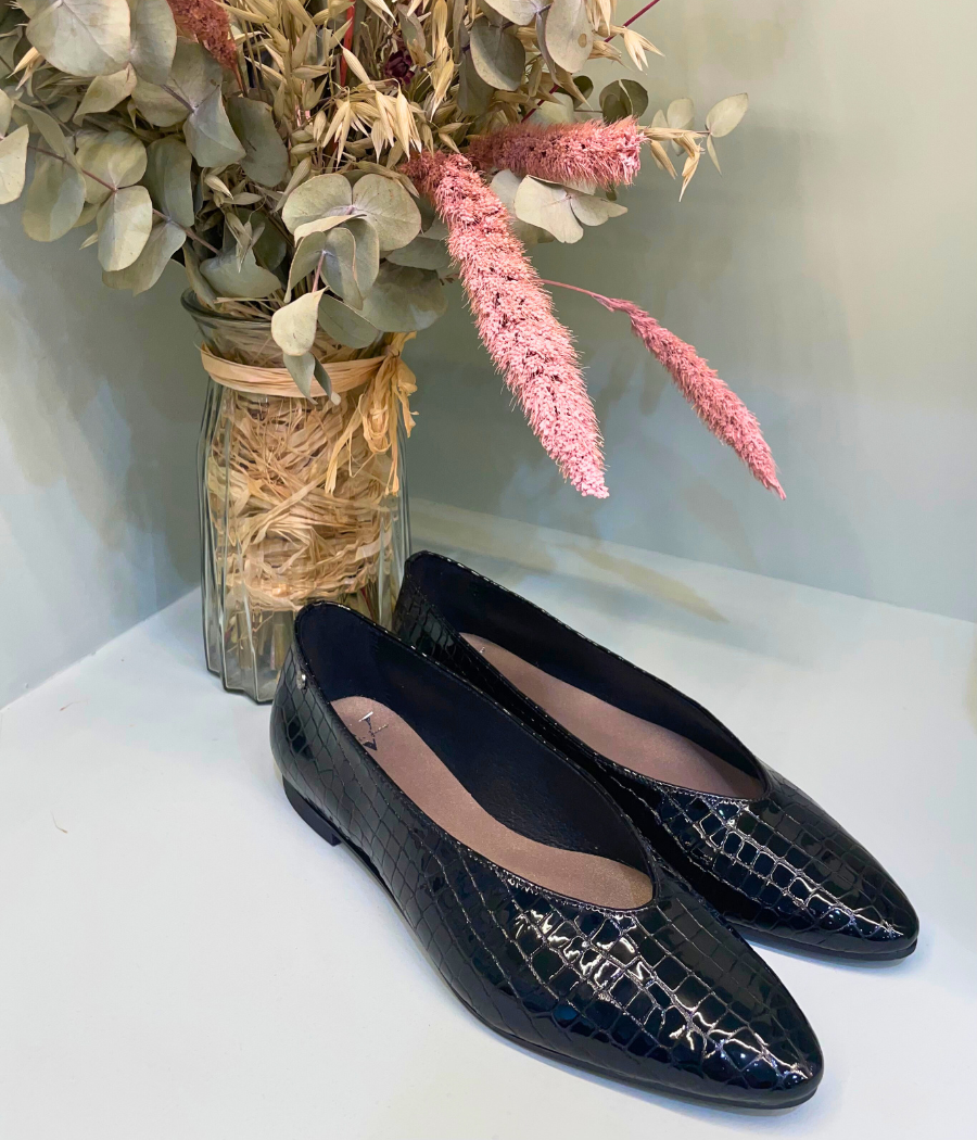 Bailarina Victoria de charol negro cocodrilo | Manuela de Juan | Elegancia y Confort Bailarina Victoria de charol negro cocodrilo | Manuela de Juan | Elegancia y Confort