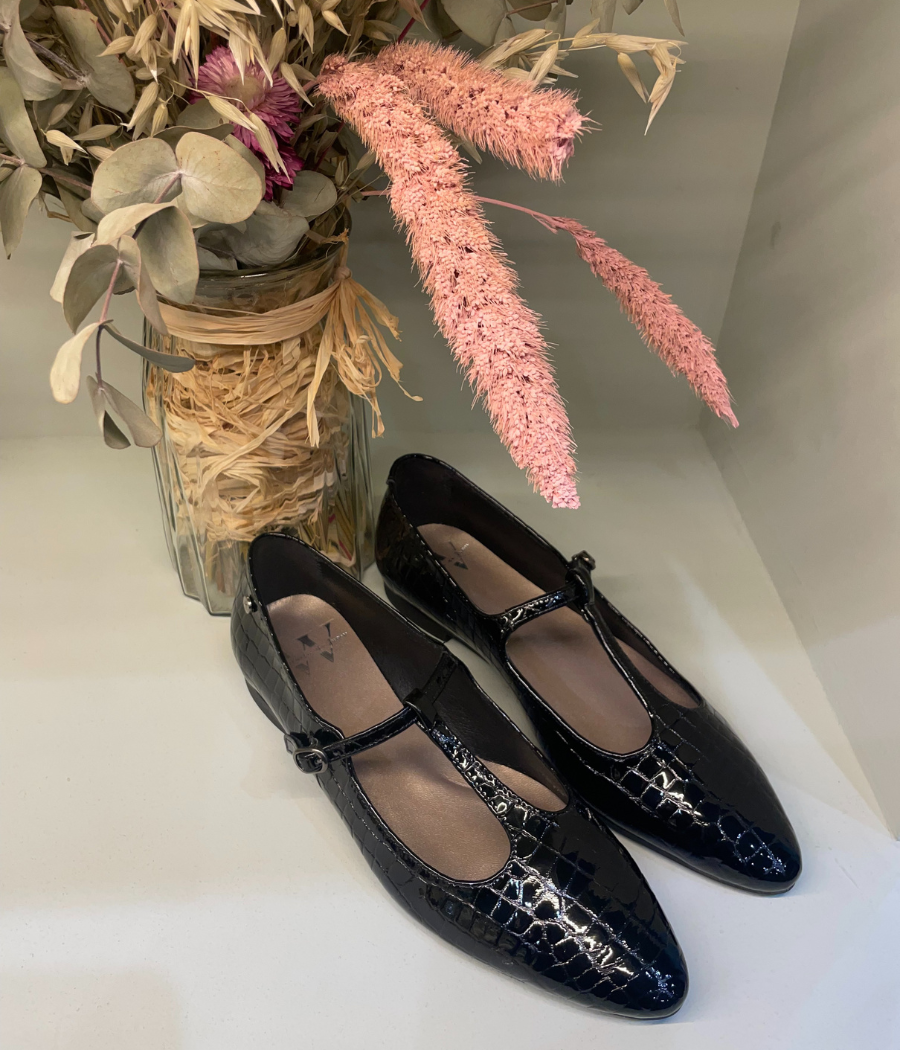 Bailarina Victoria de Charol Negro Cocodrilo | Manuela de Juan | Elegancia y Confort