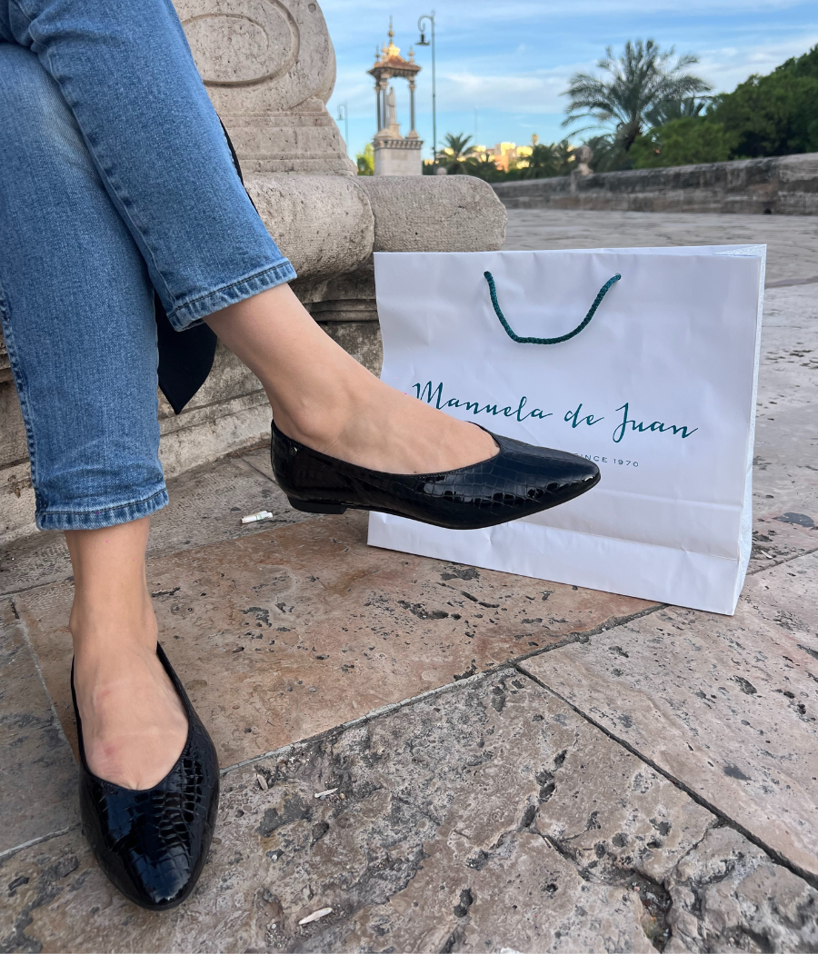 Victoria Ballerinas Black Patent Crocodile | Manuela de Juan | Elegance and Comfort