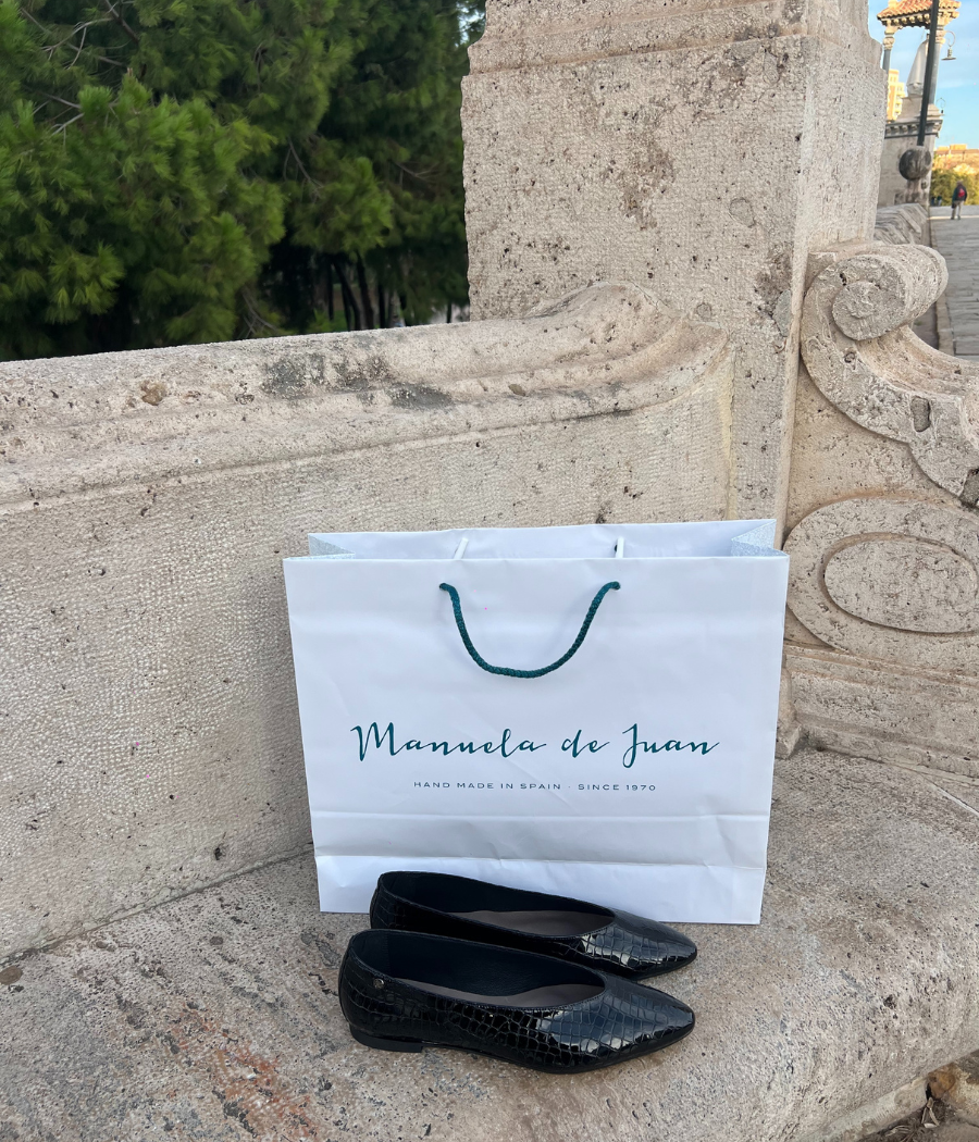 Victoria Ballerinas Black Patent Crocodile | Manuela de Juan | Elegance and Comfort